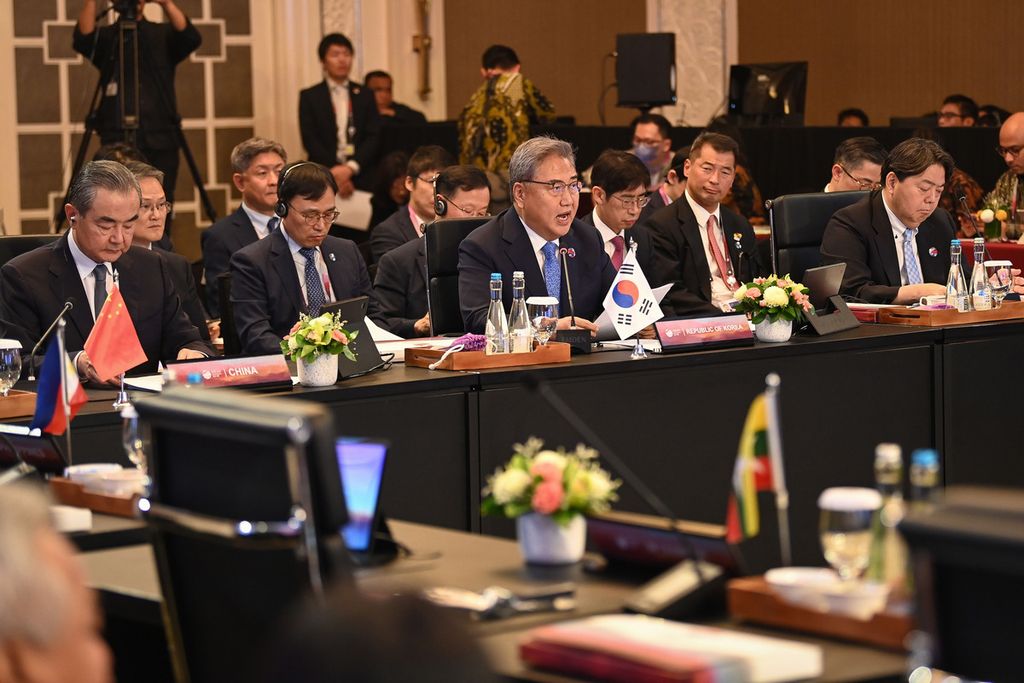 Menlu Korea Selatan Park Jin (tengah) bersama Menlu Jepang Hayashi Yoshimasa (kanan) dan Diplomat Senior China Wang Yi (kiri) menyampaikan pandangannya dalam Pertemuan Ke-24 Menteri Luar Negeri ASEAN Plus Tiga (APT FMM) di Jakarta, Kamis (13/7/2023).