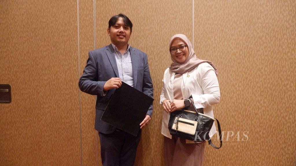 Adi Reza Nugroho (kiri) dan Annisa Wibi Ismarlanti saat mengikuti Konferensi Filantropi Asia atau Philanthropy Asia Summit (PAS) 2024 di Expo Sands &amp; Convention Centre, Marina Bay Sands, Singapura, Selasa (16/4/2024).