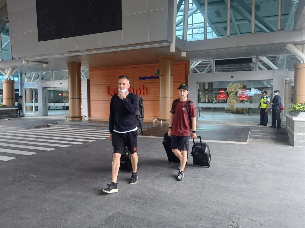 Pebalap tim Kawasaki Racing, Jonathan Rea (kanan), bersama kru dan ofisial tim tiba di Bandara Internasional Lombok, Nusa Tenggara Barat, Rabu (9/11/2022) siang. 