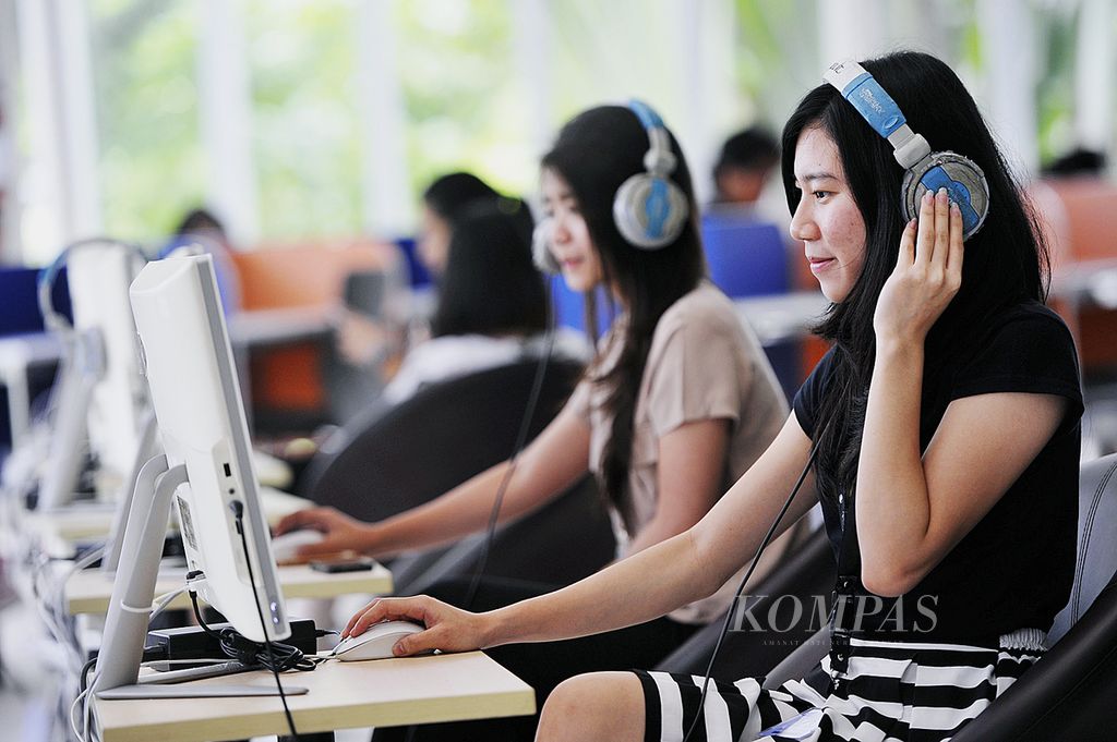 Mahasiswa memanfaatkan layanan multimedia di perpustakaan Kampus Universitas Multimedia Nusantara, Kabupaten Tangerang, Kamis (22/9). Keberadaan perpustakaan yang nyaman, koleksi buku yang lengkap, serta jaringan internet dan multimedia yang bagus memegang posisi yang strategis dalam membangun masyarakat literasi. 