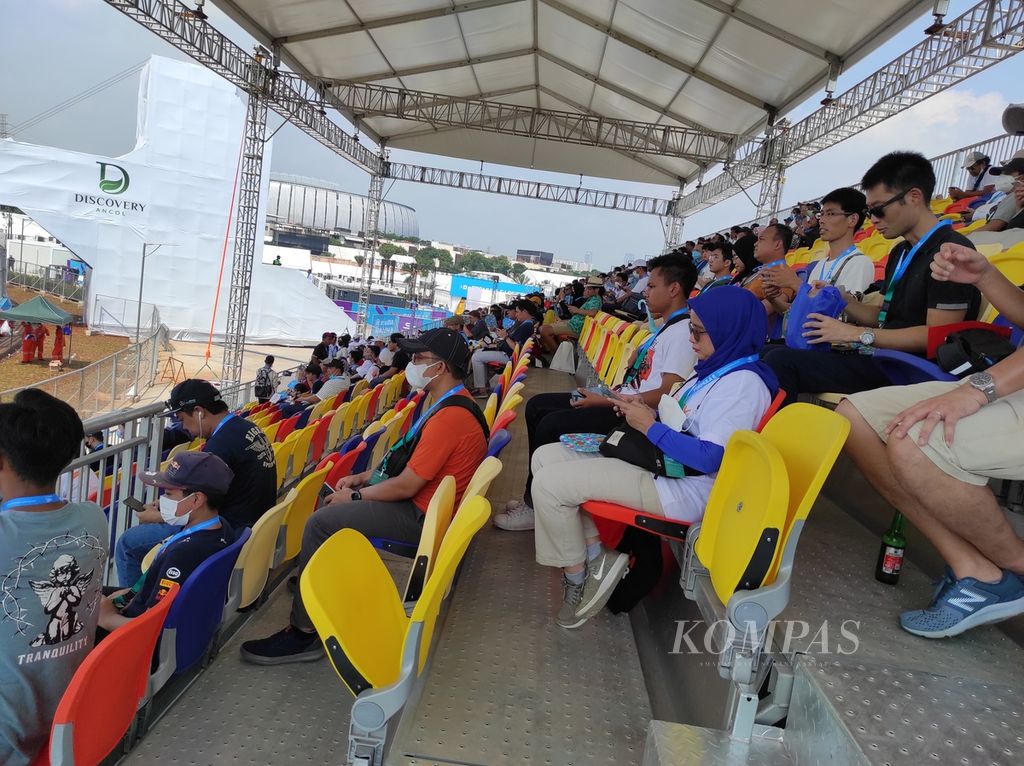 Para penonton menyaksikan sesi kualifikasi Formula E di Jakarta International E-Prix Circuit, Sabtu (4/6/2022). Penonton antusias menyaksikan balapan dengan memberikan tepuk tangan dan dukungan setiap melihat pebalap melintas.