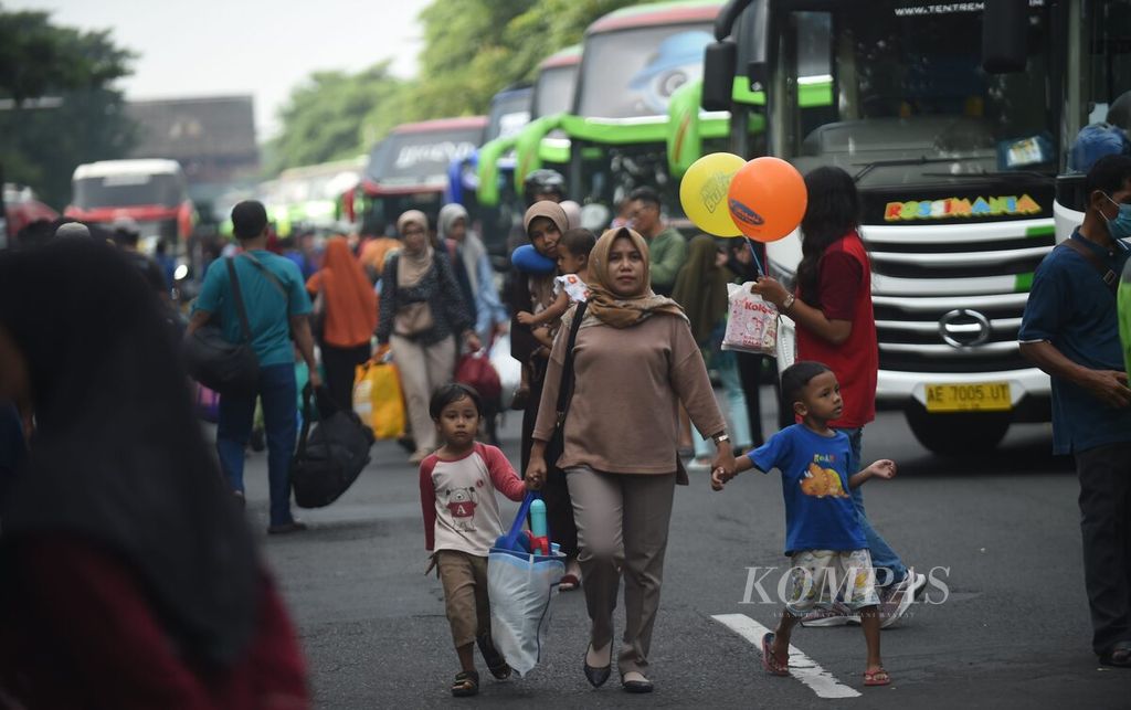 Suasana mudik bareng gratis 2024 berjalan menuju bus di depan Kantor Dinas Perhubungan Jawa Timur, Minggu (7/4/2024). Mudik bareng yang diselenggarakan oleh Pemprov Jawa Timur memberangkatkan 3.841 pemudik ke 20 kabupaten/kota. 