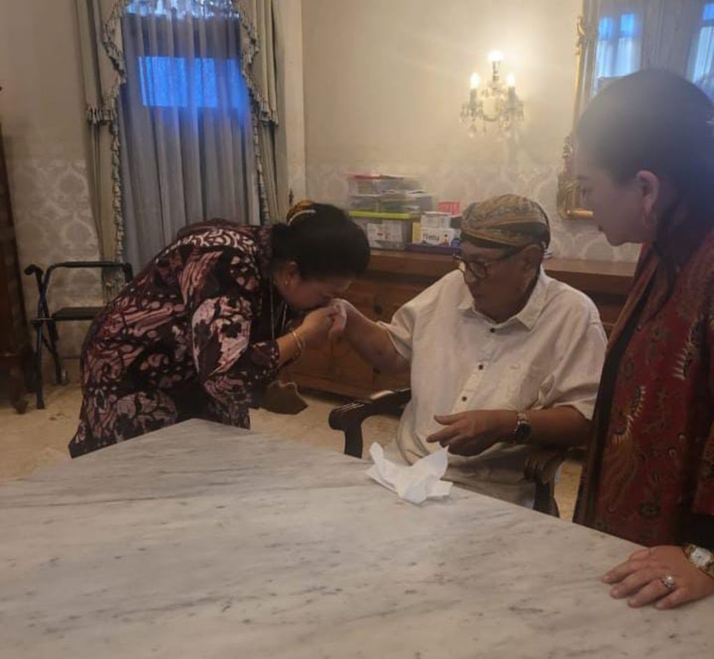 Gusti Kanjeng Ratu Wandansari atau Gusti Moeng (kiri) mencium tangan Raja Keraton Surakarta Pakubuwono XIII dalam pertemuan keduanya di Keraton Surakarta, Jawa Tengah, Selasa (3/1/2023). Itu pertemuan pertama kali bagi keduanya setidaknya dalam 10 tahun terakhir.