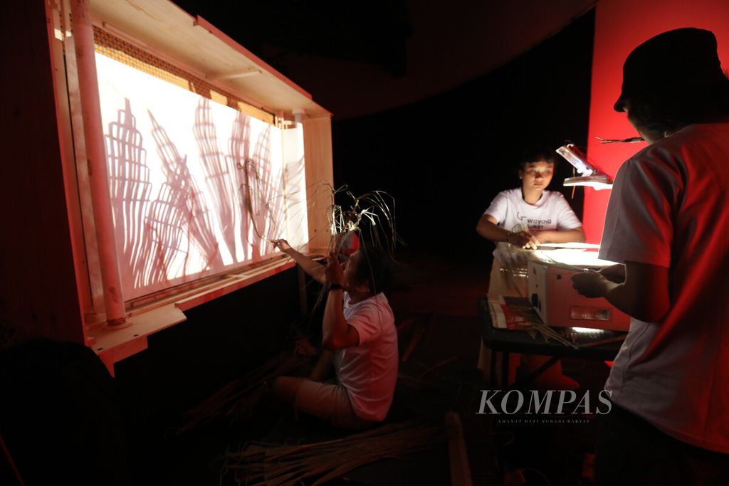 Dalang dari kelompok Wayang Suket Indonesia dibantu asisten menyuguhkan pementasan wayang suket bertajuk Bandung Bondowoso” dalam program Helateater bertema ”Teater Objek” di Galeri Komunitas Salihara Jakarta, Rabu (1/3/2023). 