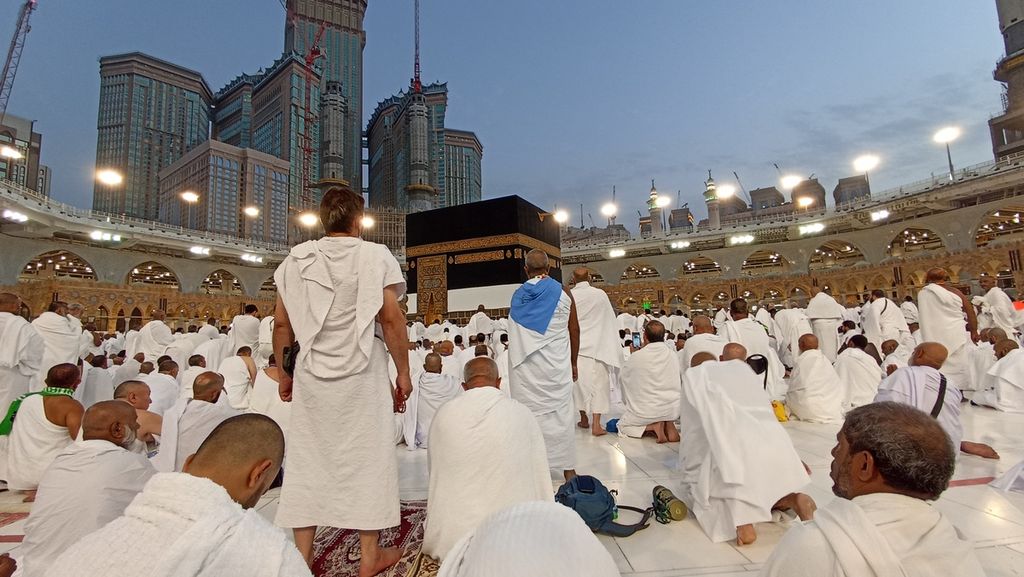 Para jemaah sedang beribadah di depan Ka'bah di Masjidil Haram, Mekkah, Arab Saudi, Rabu (22/6/2022] sore. Saat ini, semakin banyak jemaah haji dari berbagai negara yang telah tiba di Tanah Suci.