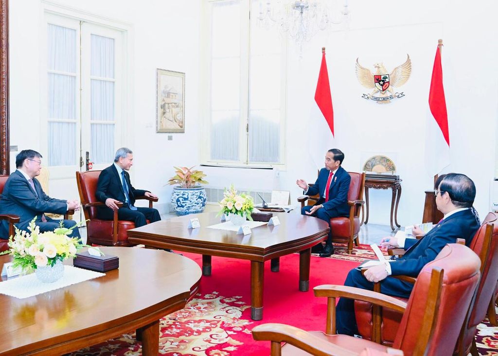 Presiden Joko Widodo menerima kunjungan kehormatan Menteri Luar Negeri Singapura Vivian Balakrishnan di Istana Merdeka, Jakarta, Jumat (26/4/2024). Pertemuan membahas Leader's Retreat di Istana Bogor, Jawa Barat, Senin (29/4/2024).