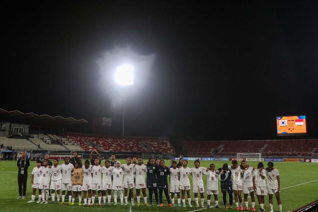 Para pemain tim putri Indonesia U-17 mendatangi suporter setelah kalah dari tim putri Korea Selatan U-17 dalam pertandingan Grup A Piala Asia Putri U-17 di Stadion Kapten I Wayan Dipta, Gianyar, Bali, Kamis (9/5/2024). Tim putri Indonesia kalah 12 gol dari Korea Selatan.