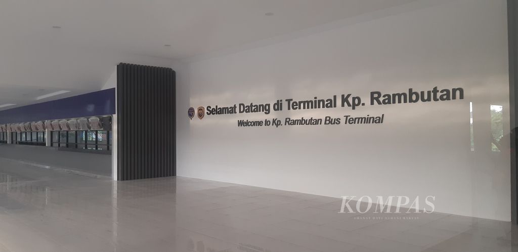 Lantai dua terminal bus antarkota di Terminal Kampung Rambutan, Jakarta Timur, yang sudah 80 persen terevitalisasi, Rabu (12/4/2023). Lantai ini akan menjadi tempat penjualan tiket bus elektronik. Pembangunan ini bagian dari proyek modernisasi terminal atas dana hibah Korea Selatan.