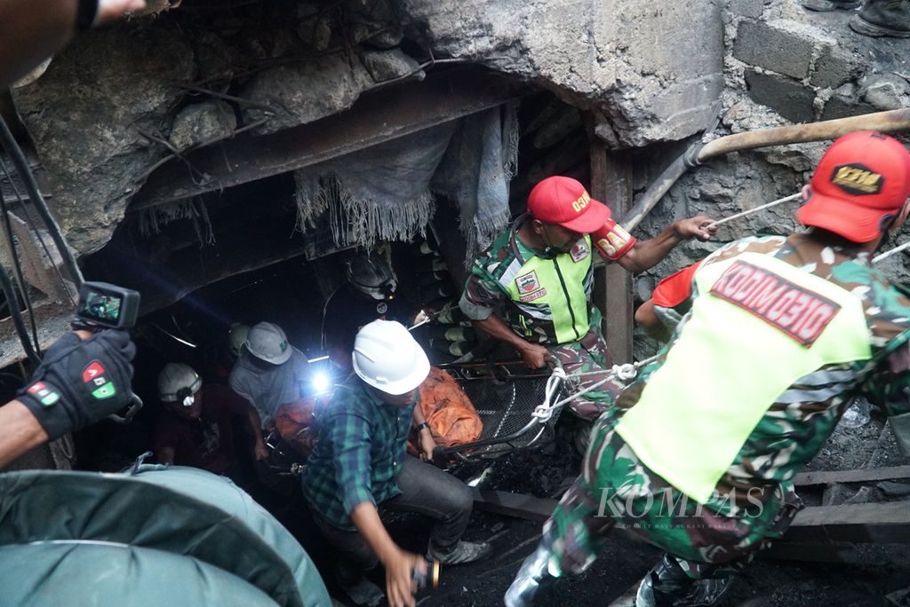 Tim SAR gabungan, Jumat (9/12/2022) sekitar pukul 17.50, mengevakuasi korban terakhir dalam kejadian ledakan di lubang tambang batubara milik PT Nusa Alam Lestari di Kota Sawahlunto, Sumatera Barat.