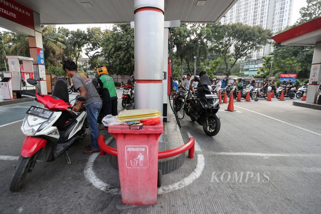 Pengendara sepeda motor mengisi bahan bakar minyak (BBM) secara mandiri di stasiun pengisian bahan bakar untuk umum (SPBU) di kawasan Kemayoran, Jakarta, Minggu (24/9/2023). 