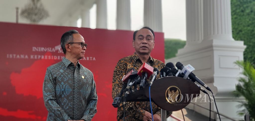 Menteri Komunikasi dan Informatika Budi Arie Setiadi (kanan) memberikan keterangan kepada wartawan seusai mengikuti rapat tertutup terkait judi daring, di Istana Merdeka, Jakarta, Kamis (18/4/2024).