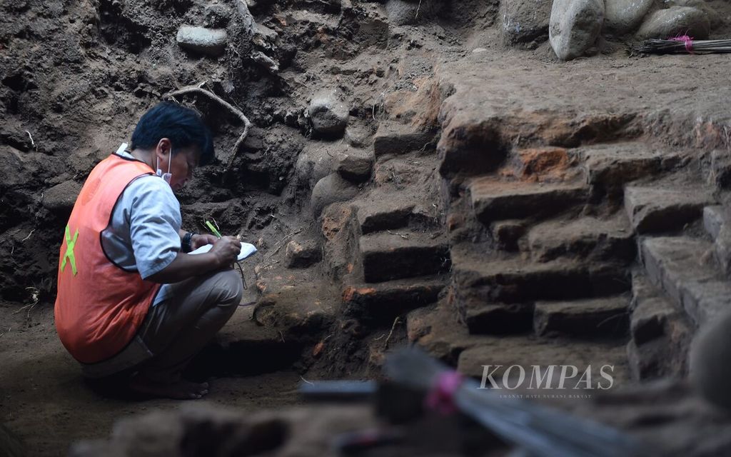 Petugas mencatat saat proses Ekskavasi Situs Kumitir di Kecamatan Jatirejo, Kabupaten Mojokerto, Jawa Timur, Selasa (16/3/2021).
