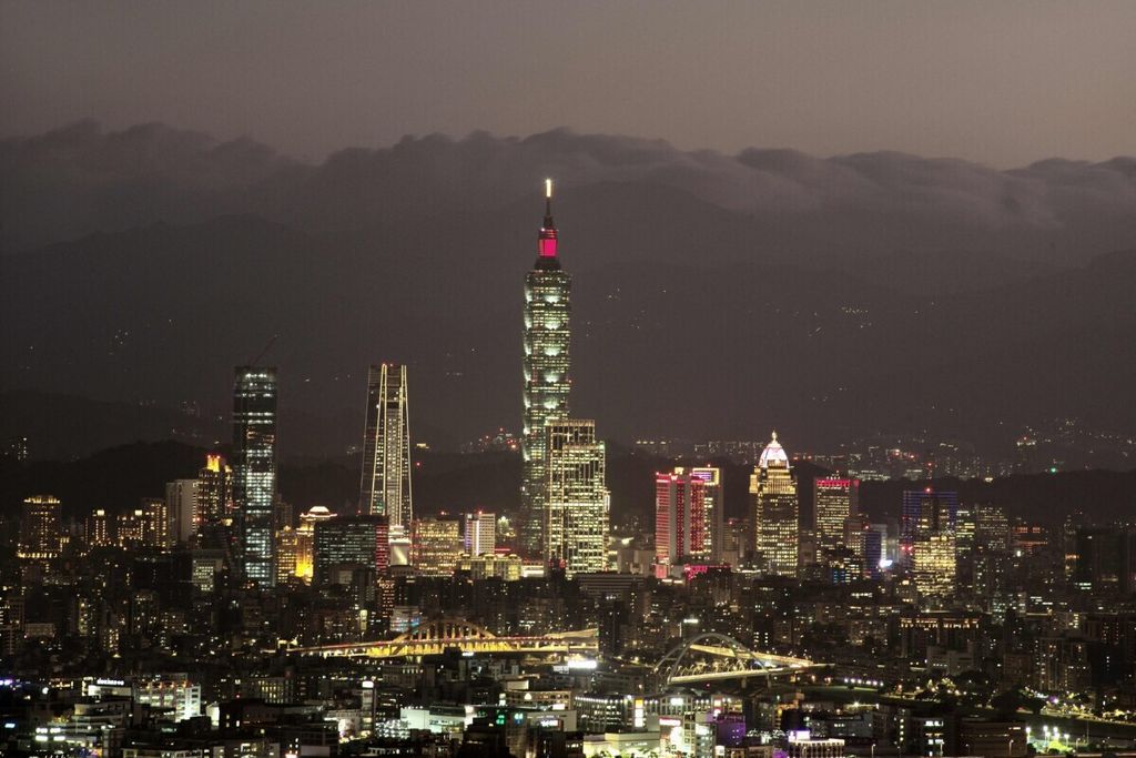 Menara Taipei 101, gedung pencakar langit dengan tinggi 508 meter, di Taipei, Taiwan, terlihat pada 4 Oktober 2021. 