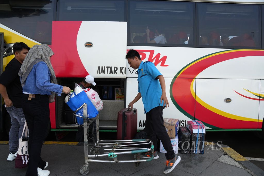 Calon penumpang jurusan Pulau Sumatera memasukkan barang bawaan ke bus di Terminal Terpadu Pulo Gebang, Jakarta Timur, Senin (1/4/2024).  