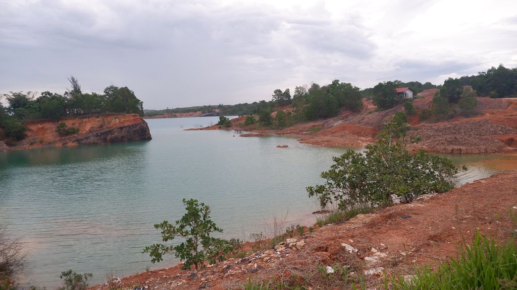 Lubang tambang bekas batubara yang dibiarkan menganga tanpa rehabilitasi dan reklamasi di Kecamatan Satui, Kabupaten Tanah Bumbu, Kalimantan Selatan, Jumat (3/1/2020). Lubang bekas tambang bak kolam raksasa dengan kedalaman puluhan meter itu tak hanya merusak lingkungan, tetapi juga mengancam keselamatan manusia.