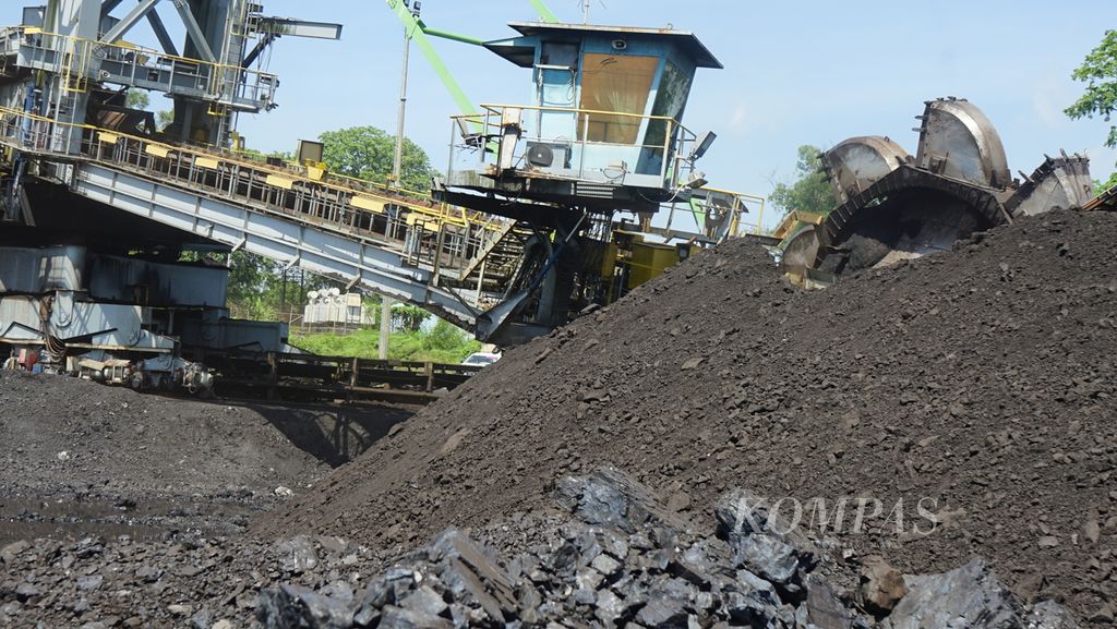 Aktivitas <i>stacker reclaimer</i> batubara di kawasan pertambangan PT Bukit Asam Kawasan Tanjung Enim, Kabupaten Muara Enim, Sumatera Selatan, Selasa (16/11/2021). BUMN ini menargetkan produksi hingga 30 juta ton hingga akhir tahun 2021.