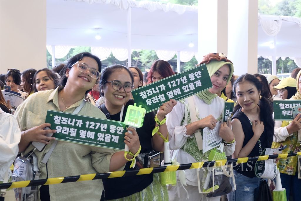 Ilustrasi. Para penonton konser grup musik Korea Selatan, NCT 127, memamerkan kertas bertuliskan bahasa Korea saat mengantre untuk masuk ke lokasi konser di Stadion Indonesia Arena di kompleks Gelora Bung Karno, Jakarta, Sabtu (13/1/2024). Konser bertajuk The Unity ini berlangsung pada 13-14 Januari 2024.
