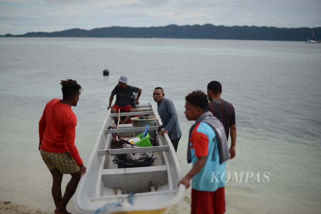 Warga bersiap memanen bibit karang untuk keperluan transplantasi karang di Pulau Arborek, Raja Ampat, Papua Barat, Rabu (2/6/2021). 