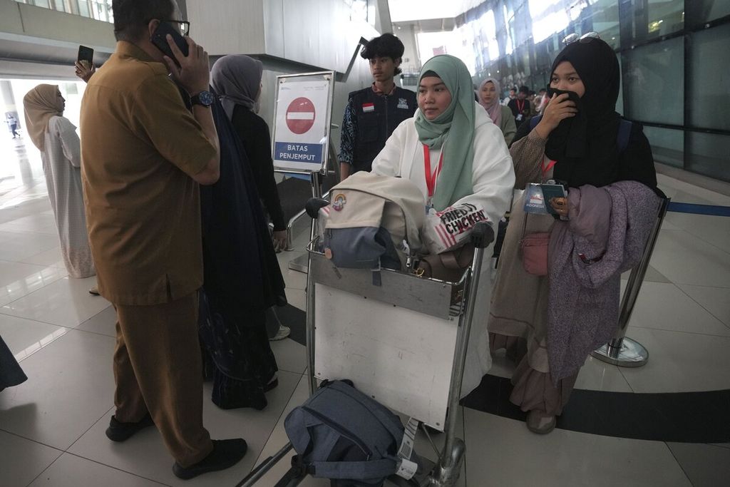 Lutfia Husna (tengah) dan warga Indonesia lainnya, yang dievakuasi dari Lebanon, tiba di Bandar Udara Internasional Soekarno-Hatta di Tangerang, Senin (7/10/2024). 