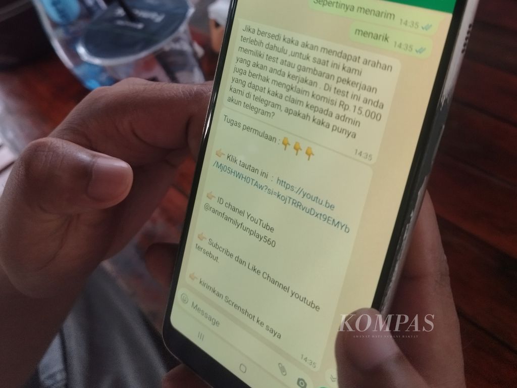 Warga menunjukkan pesan Whatsapp yang berisi ajakan memperoleh penghasilan dengan melakukan tugas-tugas tertentu oleh orang tidak dikenal, di Jakarta, Kamis (4/4/2024).