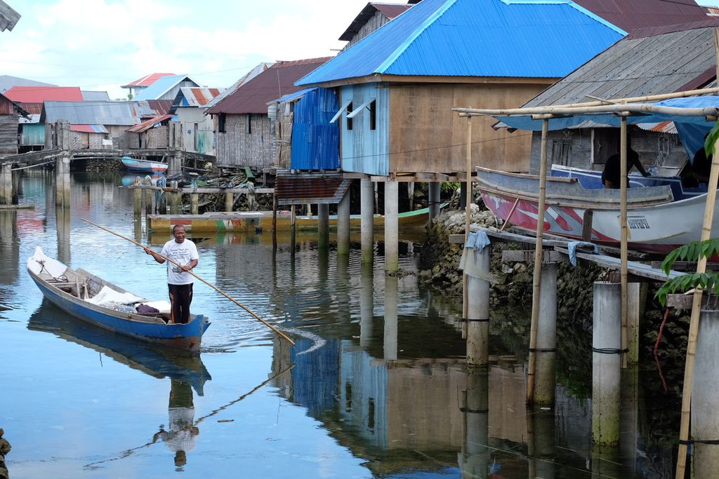 Warga melintas menggunakan perahu di Kampung Mola, Wakatobi, Sulawesi Tenggara, Rabu (8/6/2022). Sebanyak 525 sertifikat tanah akan dibagikan pemerintah ke warga Kampung Mola di pesisir Wakatobi. Sebagian besar mereka tinggal di rumah semipermanen yang dibangun di atas laut.