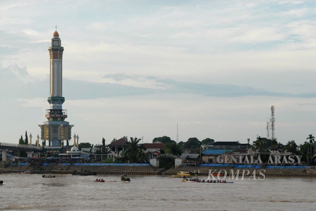 Perahu-perahu melintasi Sungai Batanghari di Kota Jambi, Provinsi Jambi, Sabtu (7/1/2023).