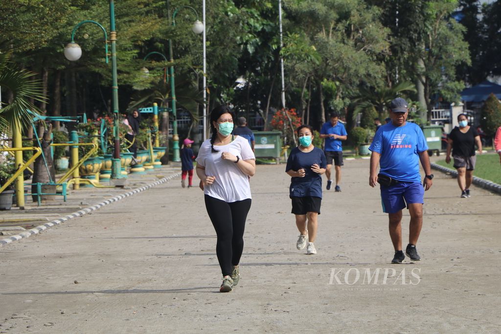 Warga berolahraga di Lapangan Merdeka Medan, Sumatera Utara, Selasa (6/10/2020). Lapangan itu kian sempit karena didominasi kawasan komersial.