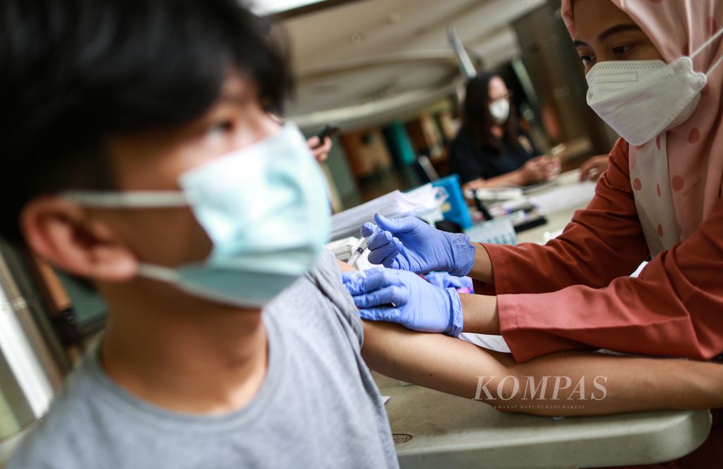 Warga menerima suntikan vaksin Covid-19 dosis kedua di sentra vaksin yang berlangsung di Taman Ismail Marzuki, Cikini, Jakarta Pusat, Kamis (23/6/2022). 