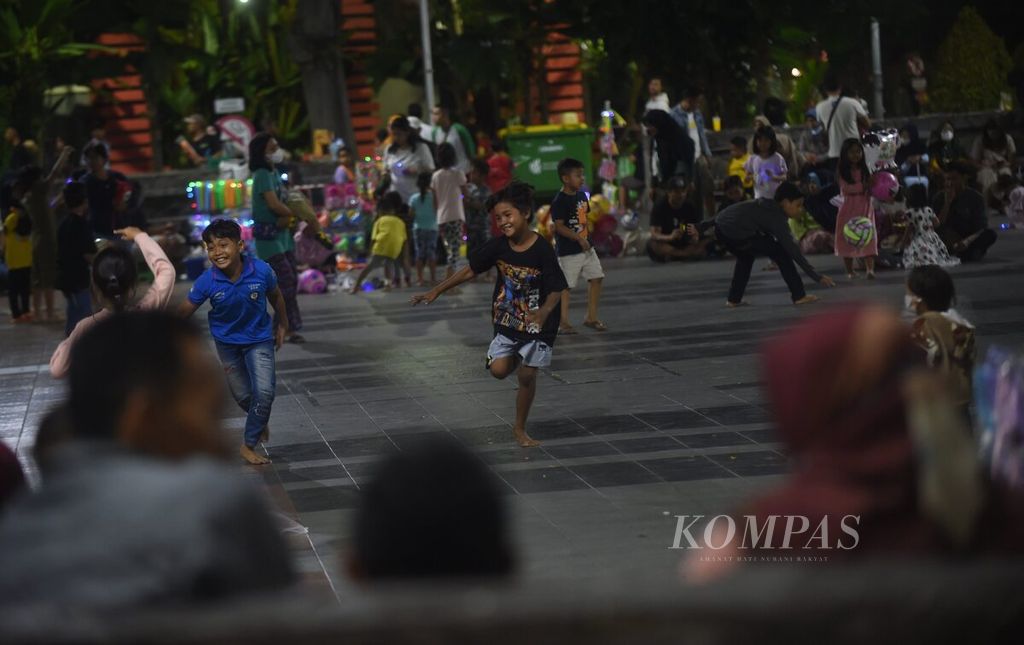 Dozens of children play at Bungkul Park two days before the new year, Surabaya City, East Java, Friday (12/30/2022). On that day the government officially stopped imposing restrictions on community activities.