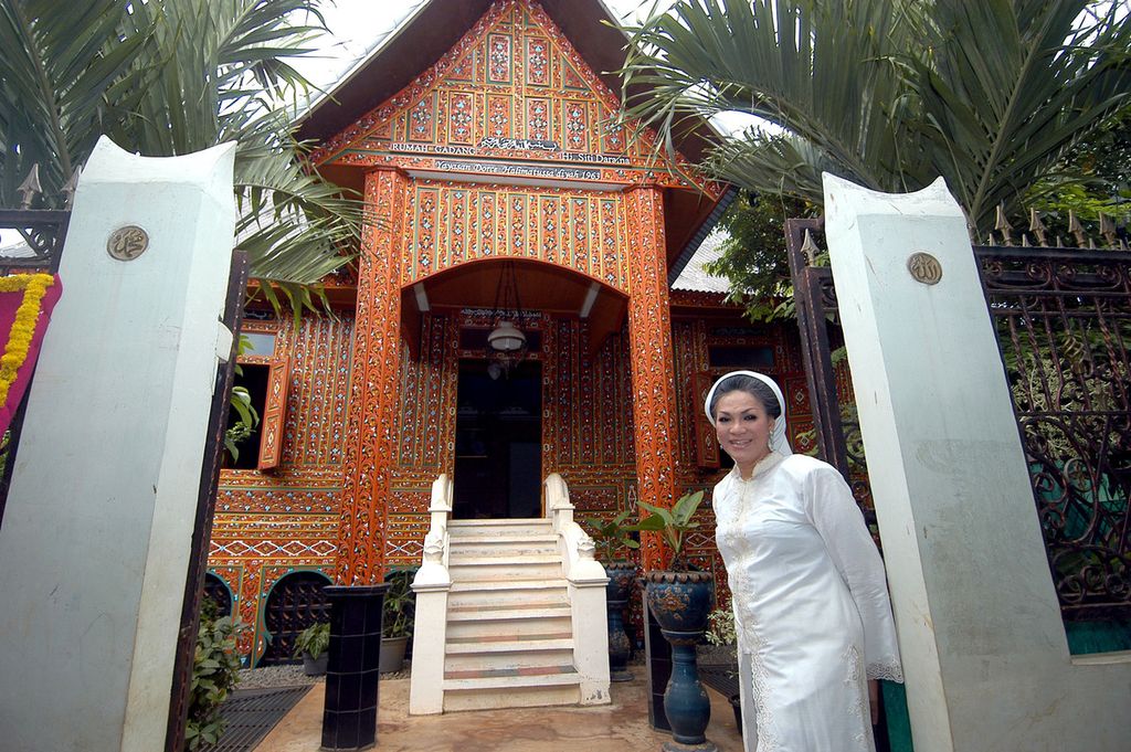 Dorce di depan rumah miliknya pada 24 Juli 2005.