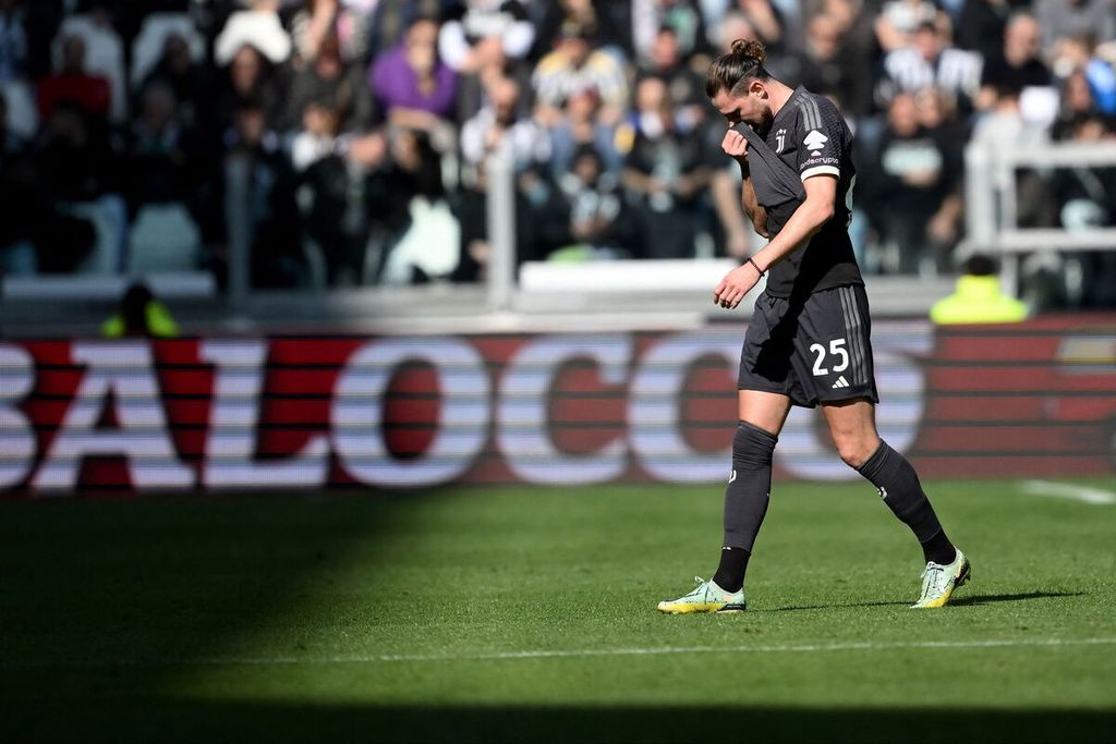 Pemain Juventus, Adrien Rabiot, meninggalkan lapangan karena cedera pada laga Liga Italia di Stadion Allianz, Turin, Minggu (25/2/2024). Juventus menang dengan skor 3-2.