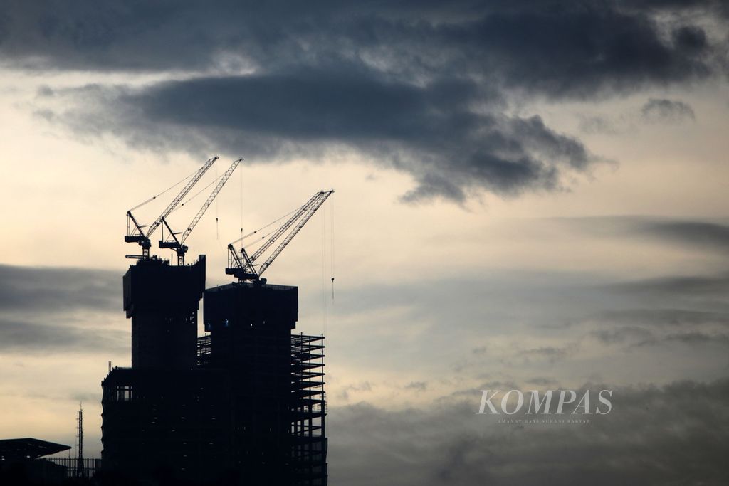 Pembangunan gedung bertingkat di Jakarta, Senin (12/12/2022). Di tengah bayangan resesi ekonomi global pada 2023 pemerintah optimistis ekonomi nasional akan bisa tumbuh sebesar 5,3 persen. Hal tersebut sejalan dengan skenario sejumlah lembaga internasional yang memproyeksikan pertumbuhan ekonomi Indonesia tahun 2023 berada pada kisaran 4,7-5,1 persen. 