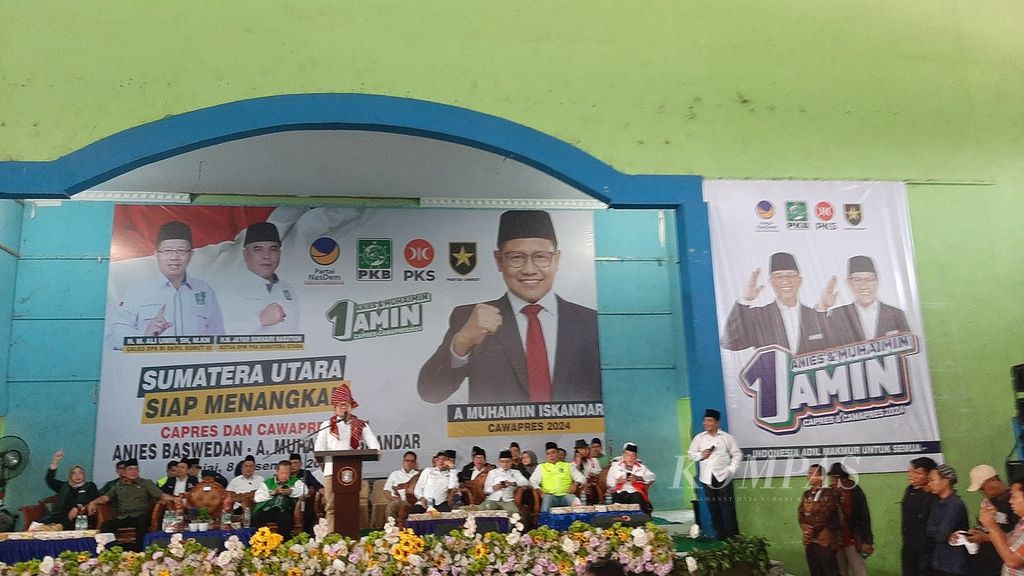 Calon wakil presiden nomor urut 1, Abdul Muhaimin Iskandar, menemui masyarakat di Gelanggang Olahraga, Kabupaten Binjai, Sumatera Utara, Jumat (8/12/2023).