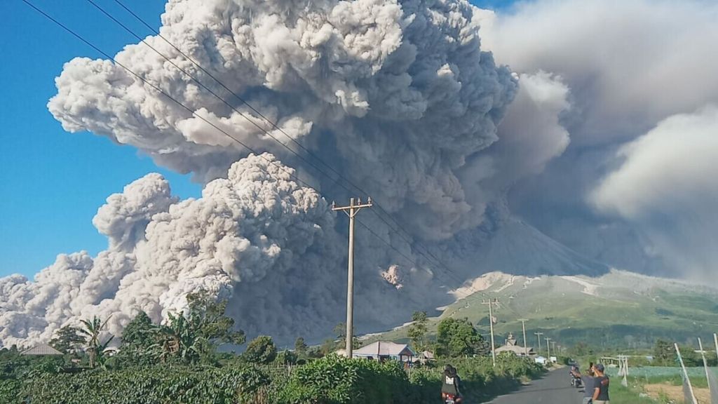 Gunung Sinabung meletus dan meluncurkan awan panas guguran hingga 13 kali dengan jangkauan 2.000 hingga 5.000 meter, di Kabupaten Karo, Sumatera Utara, Selasa (1/3/2021). 