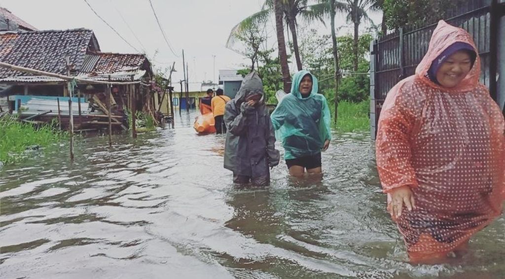 Warga dari sejumlah kelurahan di Kecamatan Pekalongan Utara dan Pekalongan Barat, Kota Pekalongan, Jawa Tengah, berjalan menuju pengungsian, Kamis (23/2/2023). Banjir dengan ketinggian berkisar  10-50 sentimeter merendam permukiman. 