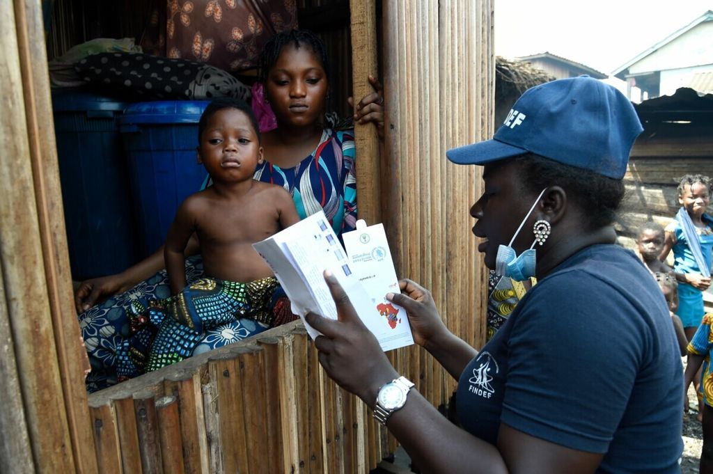 Petugas membagikan kartu BLT bagi warga di Lagos, Nigeria pada November 2020. Banyak negara Afrika kesulitan menyediakan layanan bagi warganya. Sebab, APBN mereka tersedot untuk cicilan utang 