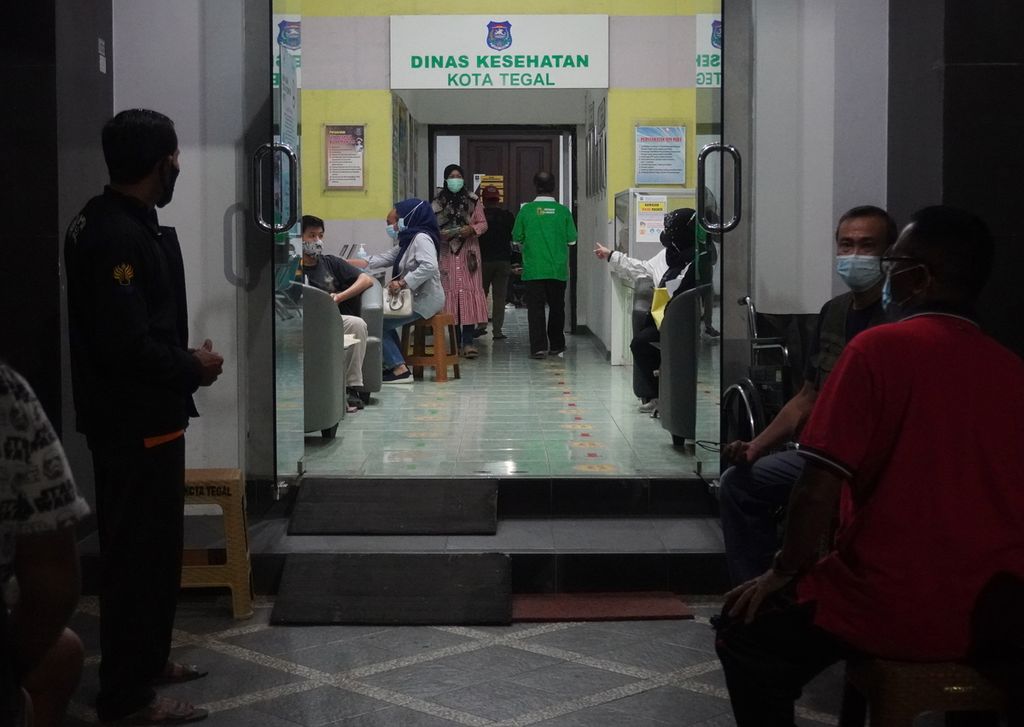 Warga menunggu giliran disuntik vaksin Covid-19 di Dinas Kesehatan Kota Tegal, Jawa Tengah, Jumat (16/4/2021) malam. Selama Ramadhan, Dinas Kesehatan Kota Tegal melayani vaksinasi malam hari pada pukul 19.00-21.00. Layanan ini diberikan kepada warga yang tidak bisa mengikuti vaksinasi pada siang hari.