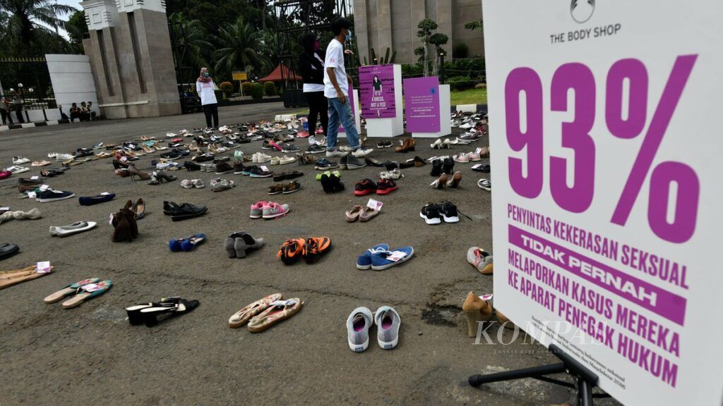 Beragam sepatu diletakan di depan gerbang Gedung DPR, Senayan, Jakarta, dalam aksi 500 Langkah Awal Sahkan RUU Penghapusan Kekerasan Seksual, Rabu (25/11/2020). Aksi tersebut merupakan bagian dari Kampanye 16 Hari Anti Kekerasan terhadap Perempuan untuk mendorong upaya penghapusan kekerasan terhadap perempuan di seluruh dunia. Komnas Perempuan mendesak legislatif untuk menjadikan RUU PKS yang menjadi payung hukum bagi korban Kekerasan Seksual agar masuk dalam Prolegnas 2021.