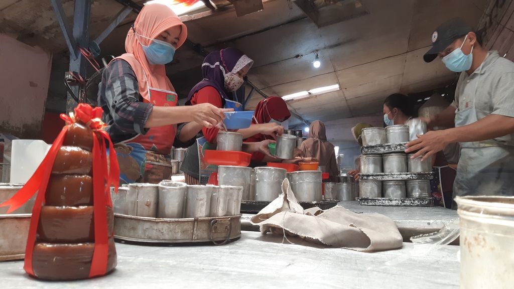 Pekerja membuat kue tutun menjelang perayaan Imlek 2022 di salah satu sentra pembuatan kue Bandar Lampung, Lampung, Senin (24/1/2022). Kue tutun dijual Rp 25.000 per kilogram.
