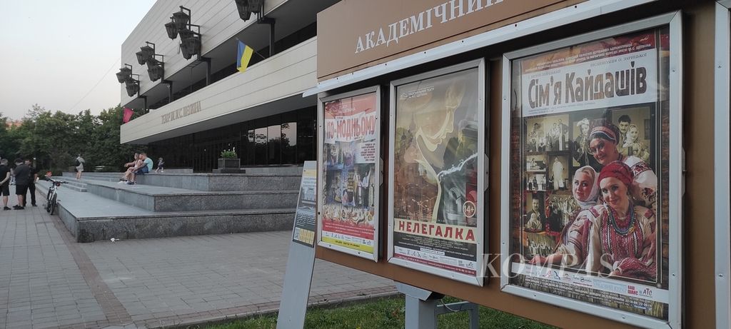 Poster film di salah satu bioskop kota Sumy, Ukraina, pada akhir Juni 2022. Sejak perang Rusia-Ukraina meletus pada 24 Februari 2022, semua bioskop di Ukraina tutup. 