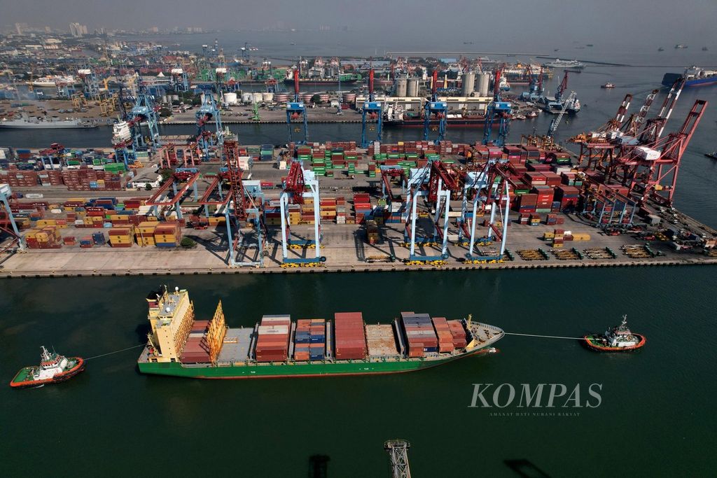 Kapal tunda dan kapal pandu membantu kapal barang untuk meningalkan Pelabuhan Tanjung Priok, Jakarta, seusai bongkar muat peti kemas, Kamis (20/7/2023). 