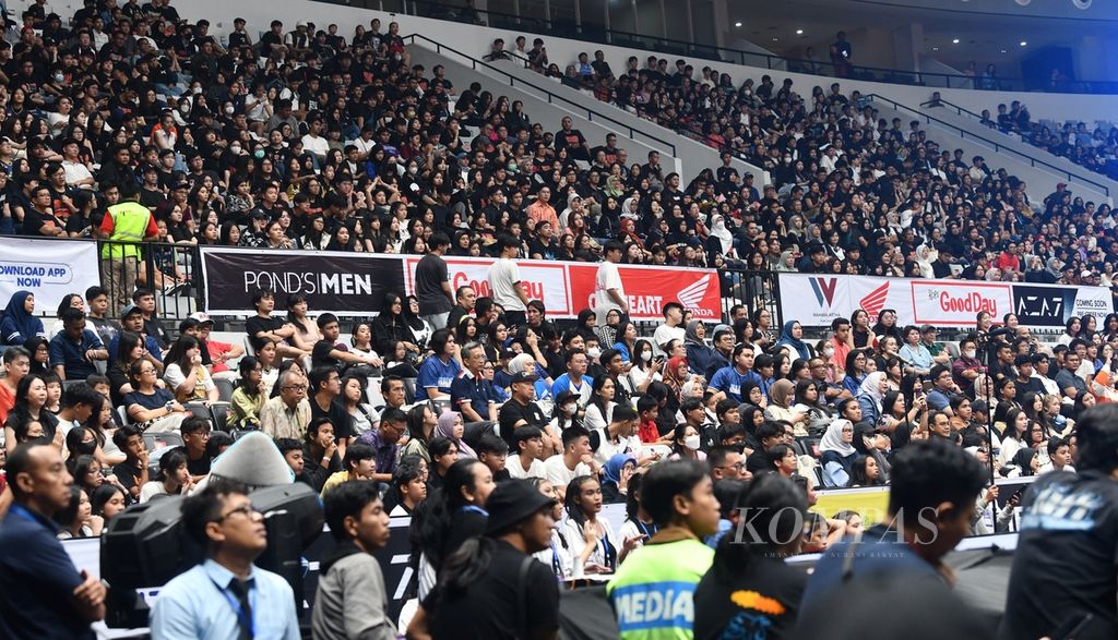 Penonton memadati salah satu tribune saat menyaksikan laga final Developmental Basketball League (DBL) Seri DKI Jakarta 2023 yang mempertemukan tim basket putri SMAN 70 Jakarta dan SMA Jubilee Jakarta di Indonesia Arena, Jakarta, Jumat (17/11/2023).  