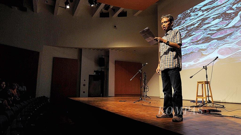 Penyair Joko Pinurbo membacakan sajak-sajaknya dalam acara Poetry for Mother Earth di Jakarta. Dia mendekati penonton karena mikrofon yang ia gunakan tidak berfungsi.
