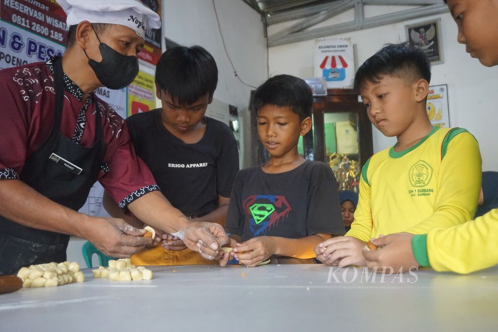Chef Sunarno (52) mendampingi pelajar SDN 1 Sumbang membuat mino di Desa Pekunden, Banyumas, Jawa Tengah, Jumat (1/3/2024).