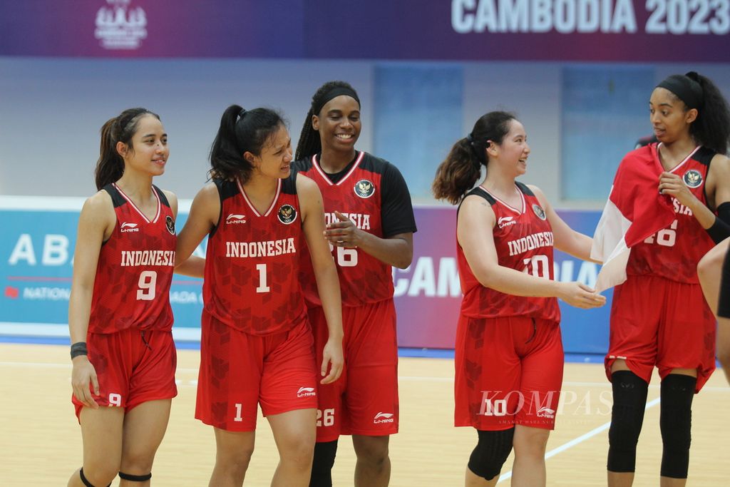 Tim basket putri Indonesia merayakan kemenangan sempurna seusai mengalahkan Singapura, 86-39, di Morodok Techo National Stadium, Kamboja, Minggu (14/5/2023). 