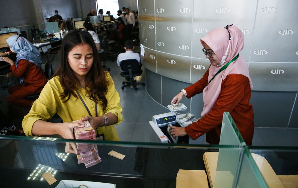 Petugas mempersiapkan uang Dollar AS dan rupiah di Valuta Inti Prima di Cikini, Pusat, Kamis, Jakarta (10/5/2023).  Mengutip kurs Jakarta interbank spot US dollar exchange rate (Jisdor), nilai tukar rupiah pada perdagangan Kamis (10/5/2023) ditutup pada level 15,601 Rp to 1 USD AS. 