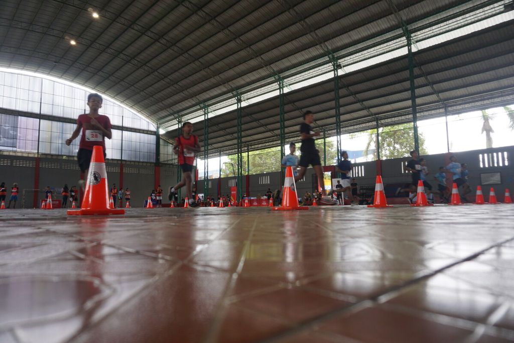 Peserta The Tour" Borobudur Marathon 2022 mengikuti <i>bleep test</i> di lapangan futsal, GOR Satria Purwokerto, Banyumas, Jawa Tengah, Minggu (7/8/2022).