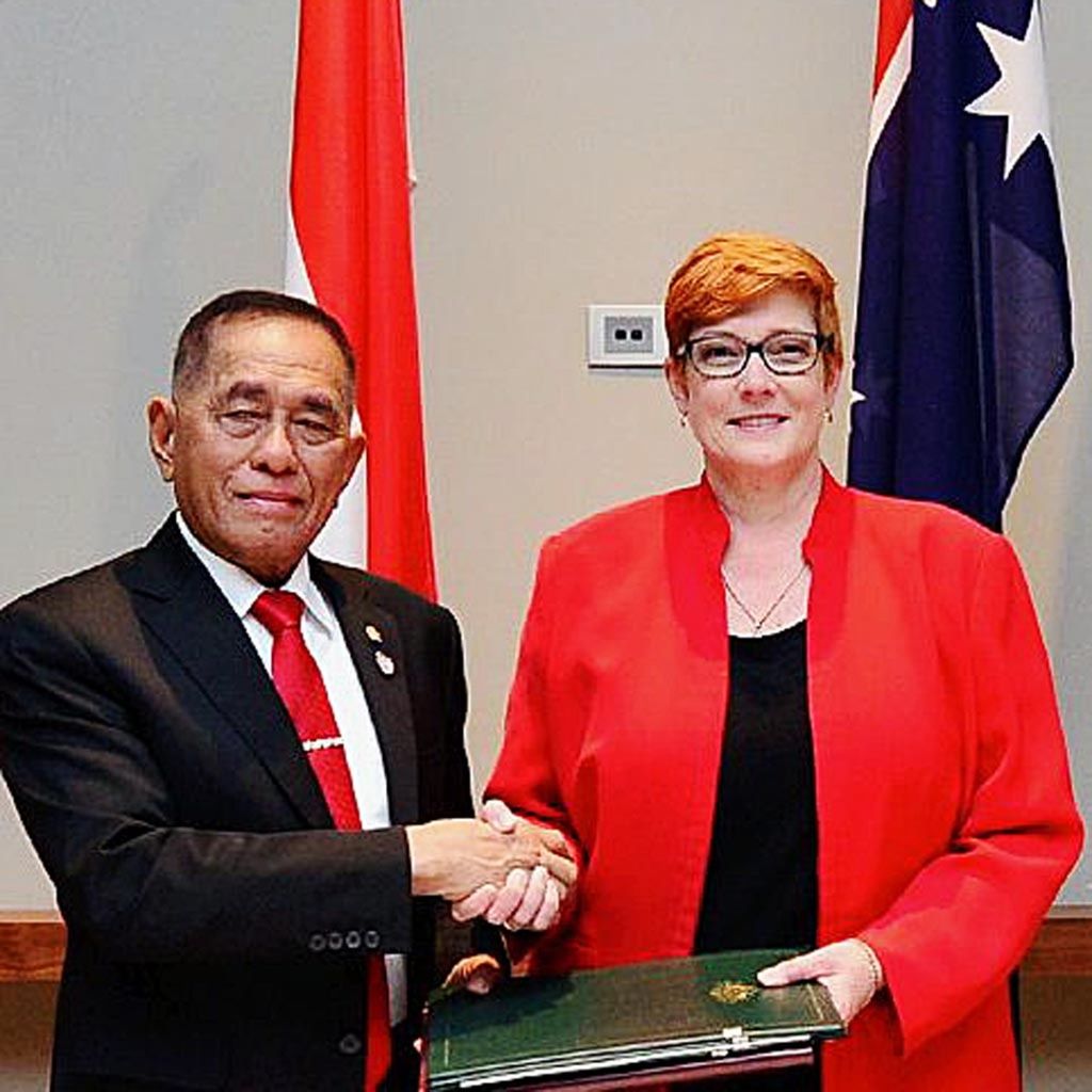Menteri Pertahanan Ryamizard Ryacudu (kiri) dan Menteri Pertahanan Australia Marise Payne (kanan) berjabat tangan seusai menandatangani perpanjangan perjanjian kerja sama keamanan Indonesia-Australia (Defence Cooperation Arrangement/DCA) di Perth, Australia, Kamis (1/2/2018).