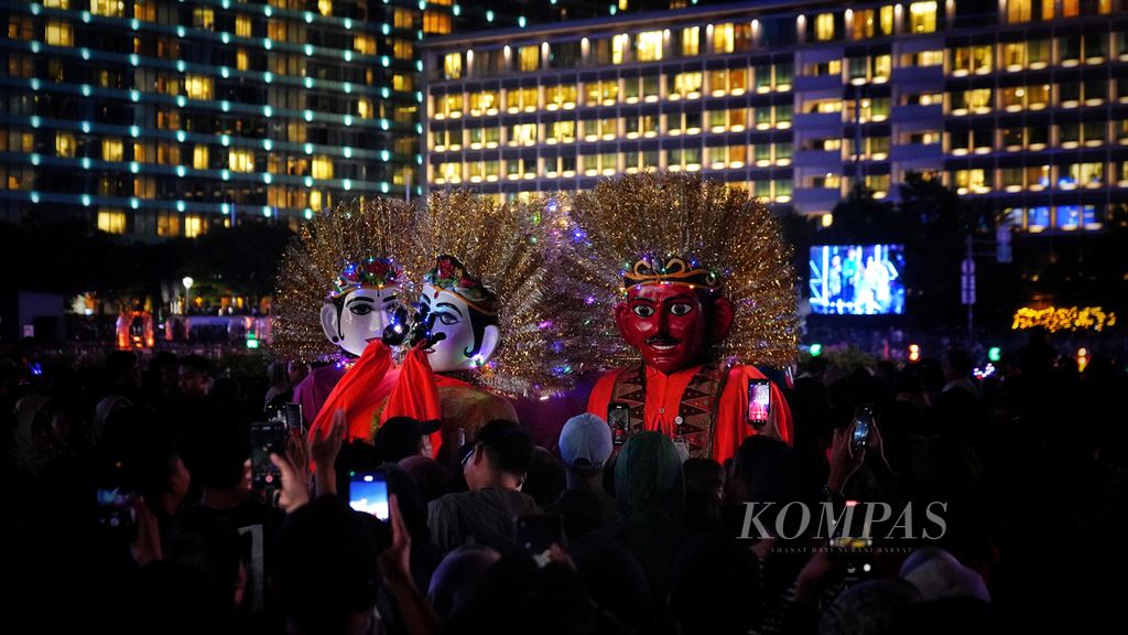 Pawai kesenian ondel-ondel di kawasan Bundaran Hotel Indonesia, Jakarta, menjelang perayaan Tahun Baru 2024, Minggu (31/12/2023). 