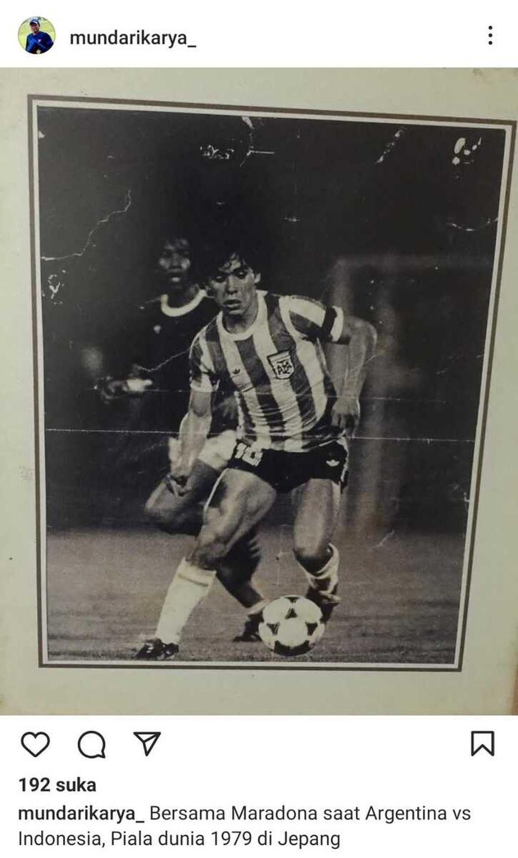 Foto dokumentasi mantan pemain tim Indonesia U-20 Mundari Karya (belakang) saat dilewati pemain Argentina U-20 Diego Armando Maradona pada laga Kejuaraan Dunia Remaja FIFA di Tokyo, Jepang, pada 1979. Indonesia kalah 0-5 pada laga itu.